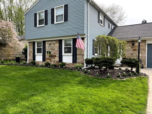 4929 Danbury Dr, Troy, MI 48085