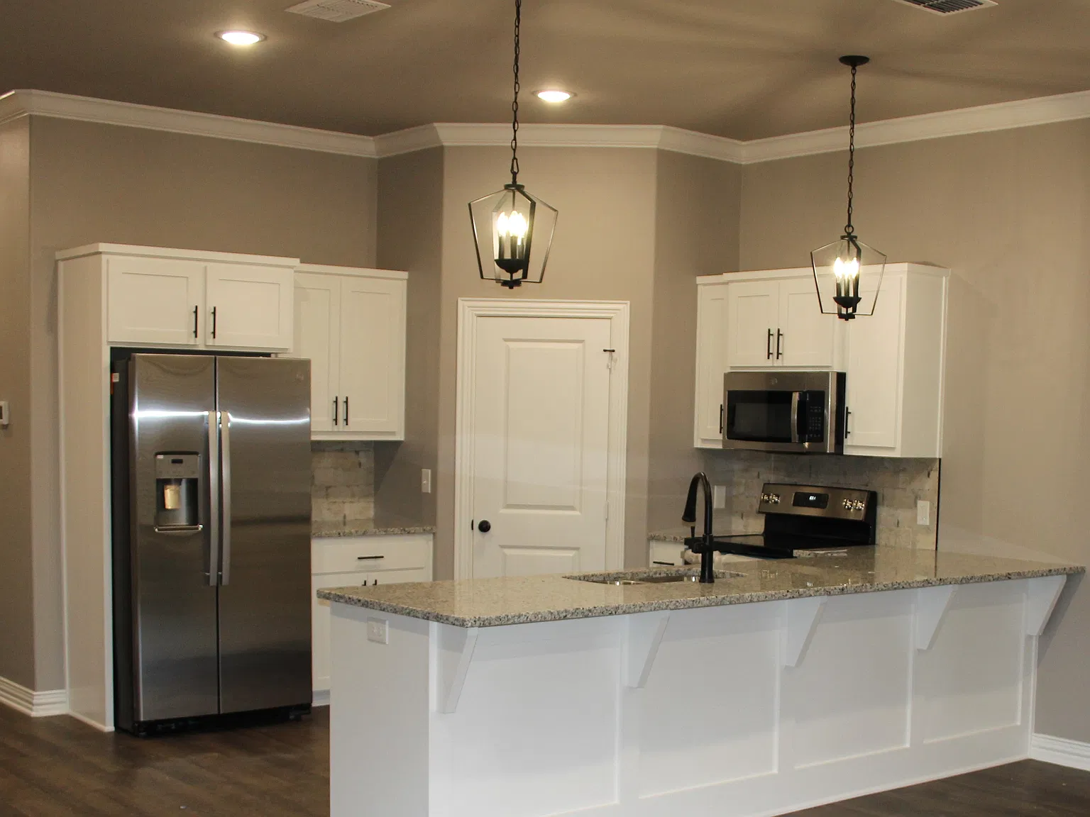 4 bed, 1590 sqft, $2,305 — Photo 3