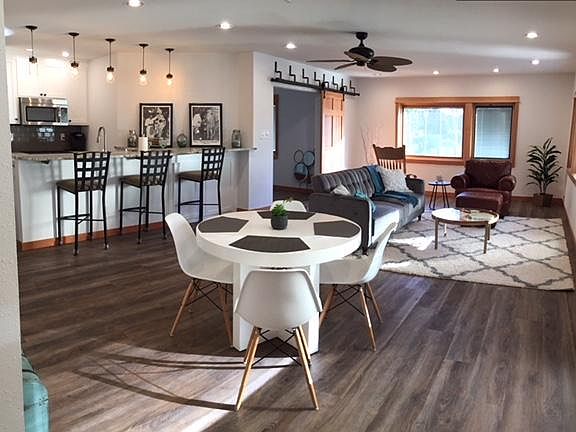 Upscale unit with or without furniture. Great layout