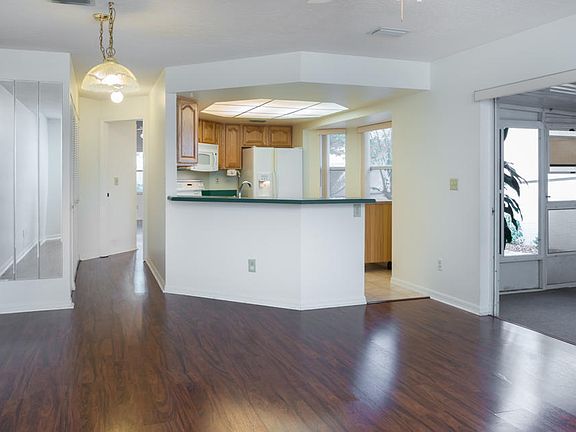 2nd image of 826 Villa Dr