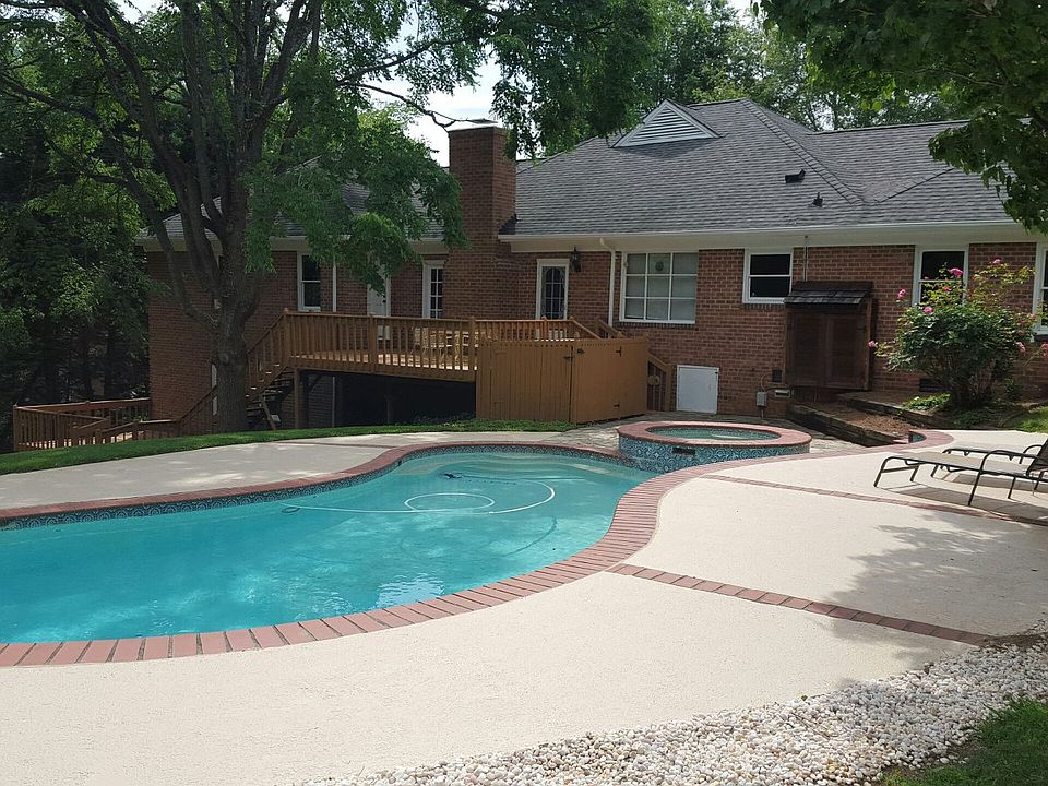 Heated Pool w. Hot Tub
