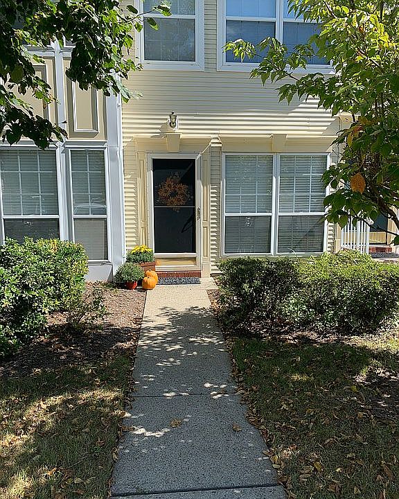 1st image of 15 Heritage Ct