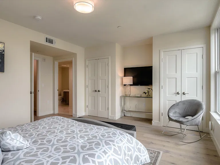 2224 Clement St — Photo 16