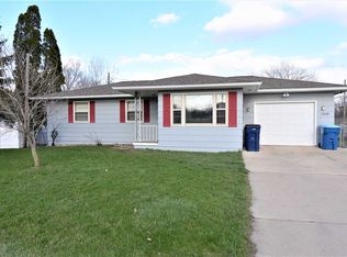 1215 S Hackett Rd, Waterloo, IA 50701