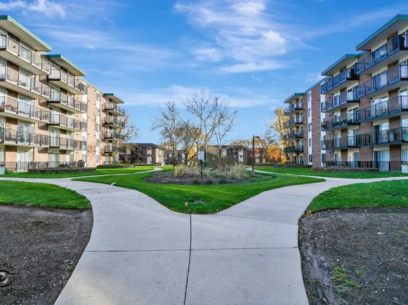 5S040 Pebblewood Ln APT W402, Naperville, IL 60563