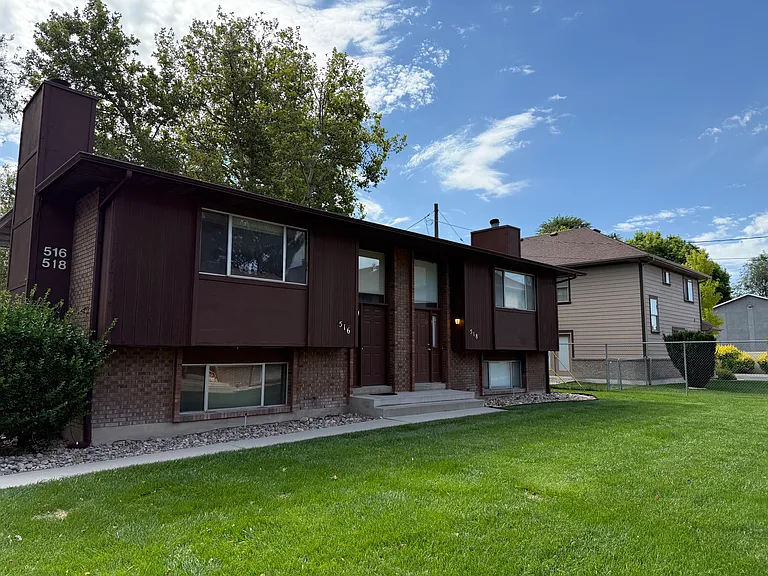 516 E Leona Ln — Photo 1