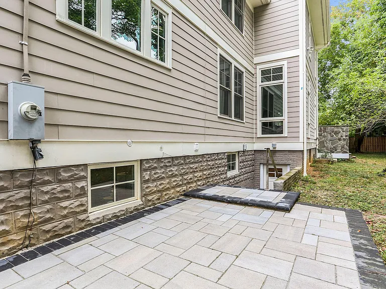 913 N Ivy St — Photo 17