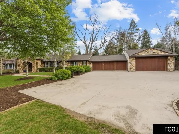 805 Ridgewood Ave, Omaha, NE 68114