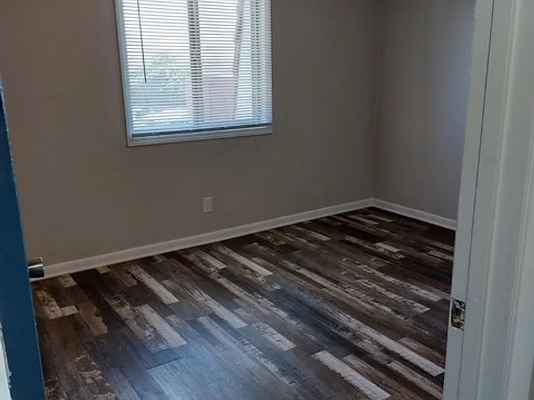 2250 S Oliver Ave — Photo 53