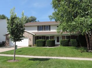 2806 Stonehurst Dr, Bloomington, IL 61704