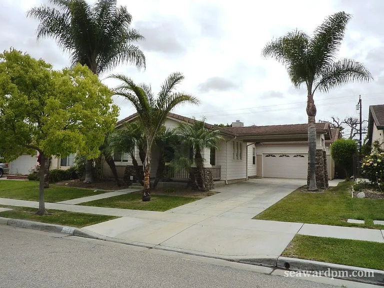 397 Ford Ave — Photo 2