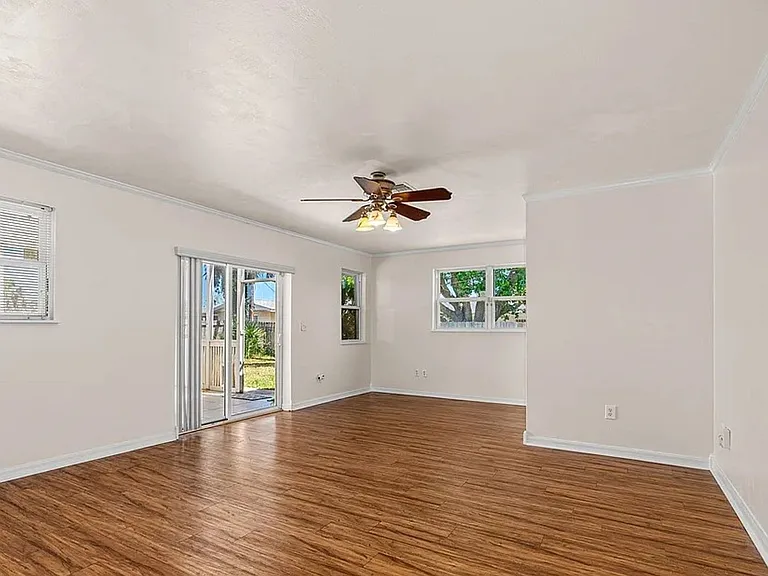 863 Riverside Dr — Photo 7