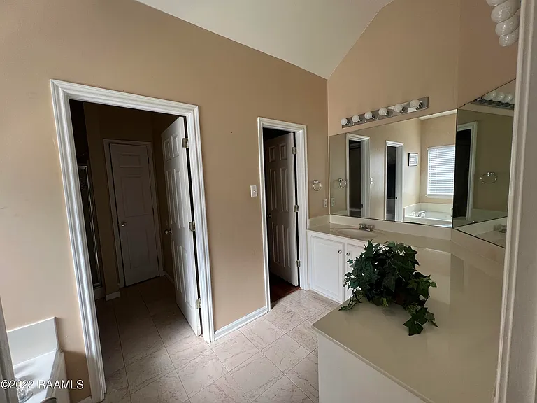 600 Glade Blvd — Photo 6