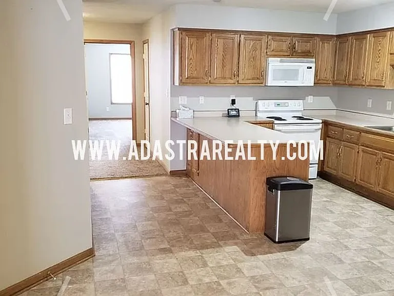 704 Meadow Ct — Photo 6