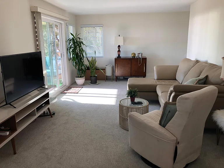 325 Liverpool Dr — Photo 2