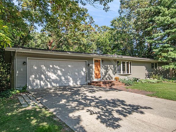 2nd image of 2993 Manitou Dr NE