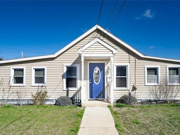1 Holly St E, Riverside, RI 02915