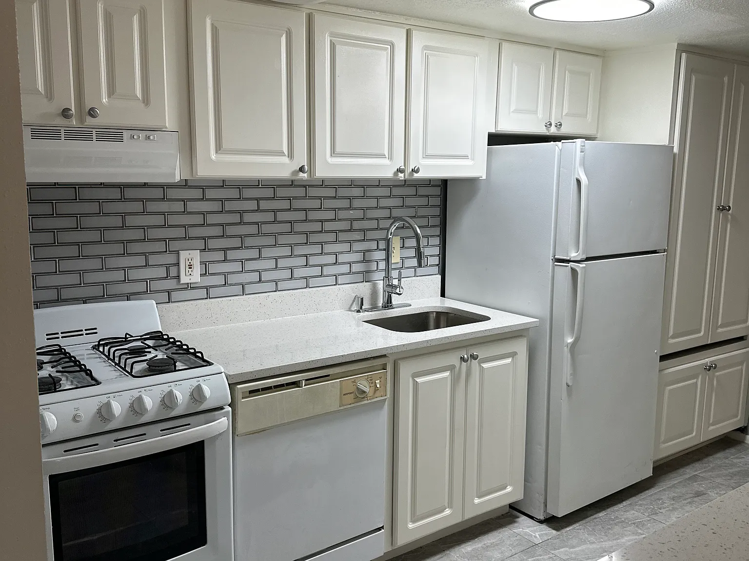 2 bed, 960 sqft, $1,600 — Photo 2