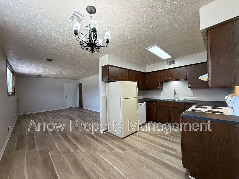 2 bed, 1.0 bath, 768 sqft, $975 — Photo 2