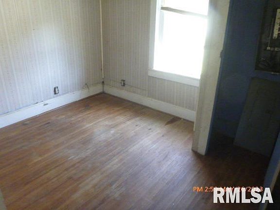5th image of 105 E Ames St