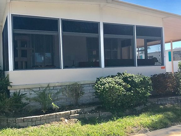 Screens let in Gulf breeze