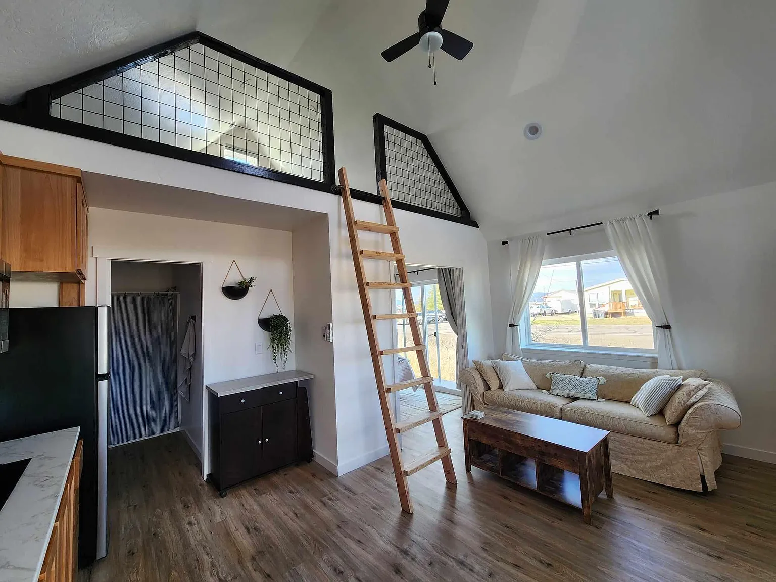 1 bed, 400 sqft, $1,300 — Photo 2