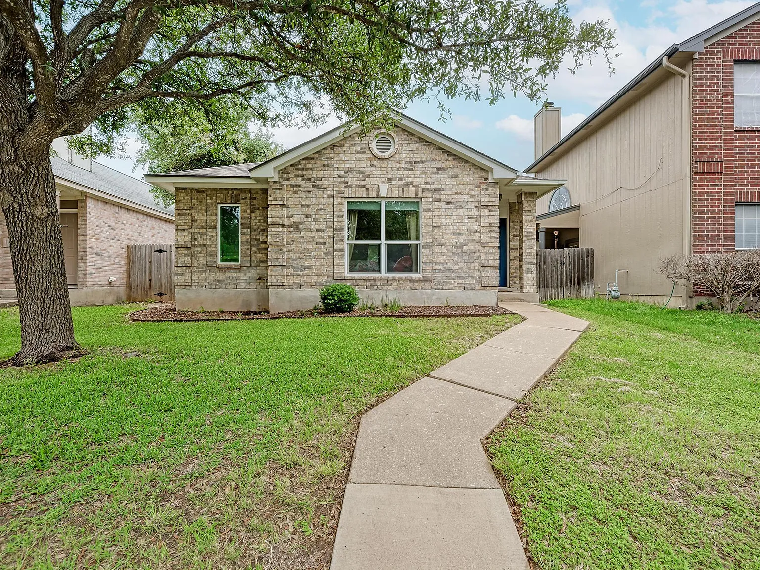 3 bed, 2.0 bath, 1336 sqft, $2,000 — Photo 2