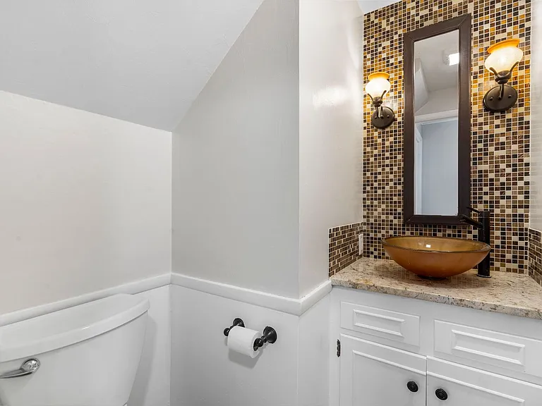2329 E Bancroft St — Photo 8