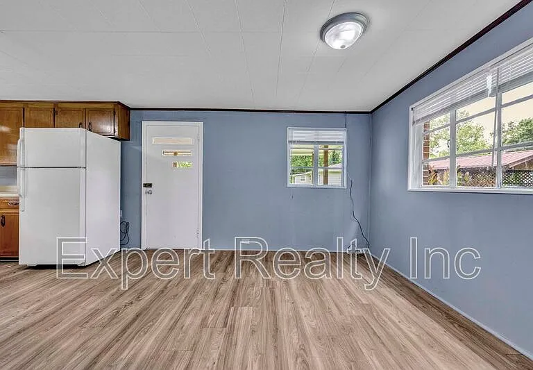 216 Meadowood Ave — Photo 6