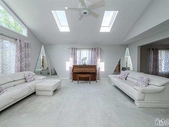5th image of 12 Parker Ct