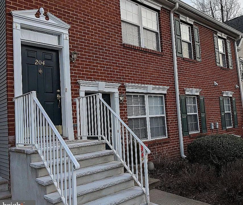 1st image of 204 Lansdowne Ct