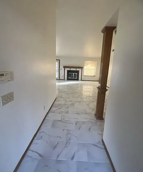 2122 N Clark Ct — Photo 7