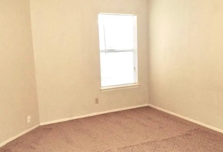 7422 Radford Trl — Photo 5