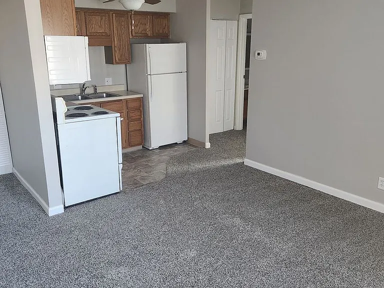 Pleasant Court Apartments — Photo 25