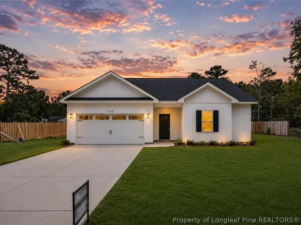 745 Porter Rd, Hope Mills, NC 28376