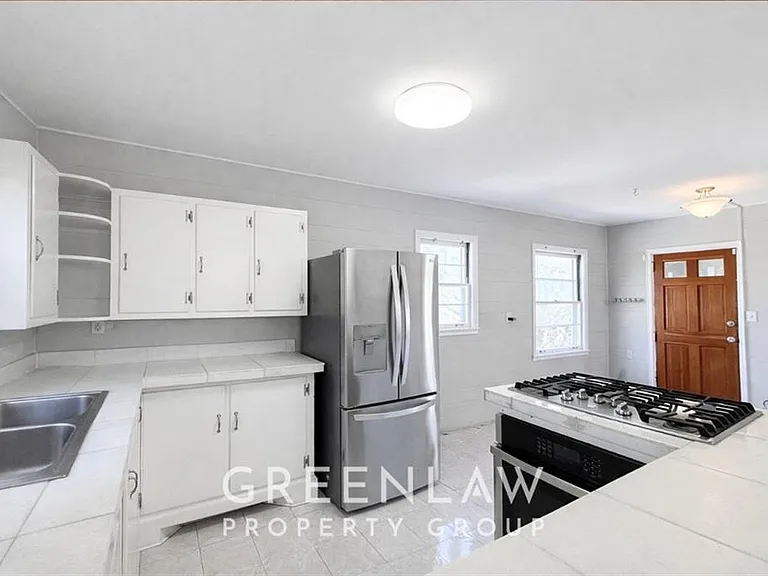 1944 Lyle Ave — Photo 9