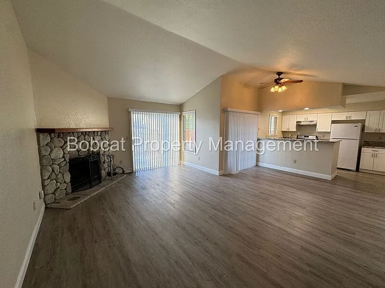 426 Springview Dr — Photo 4
