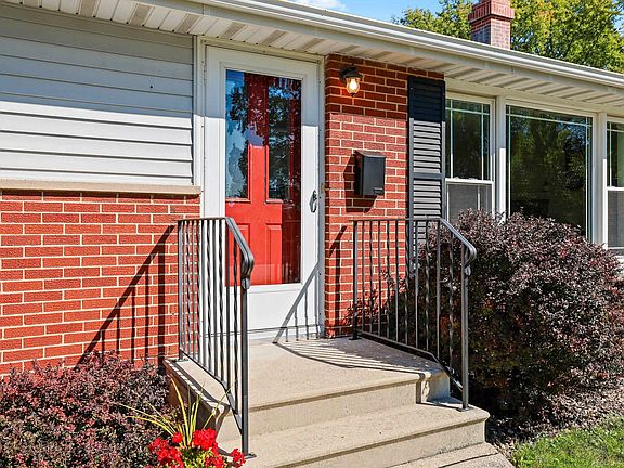 3rd image of 1086 Thorndale St