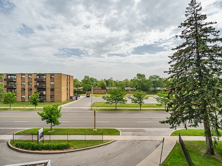 530 The East Mall — Photo 12