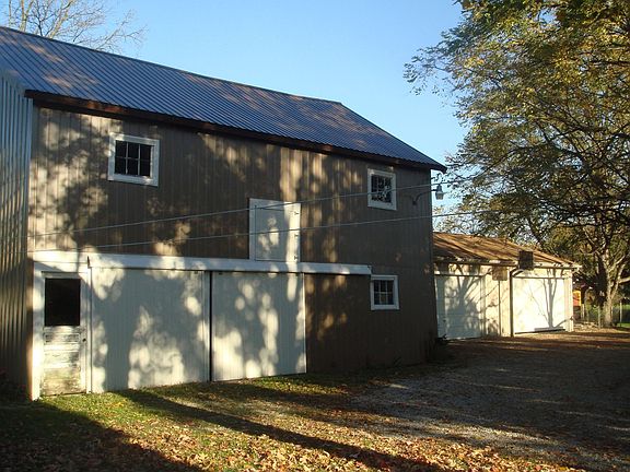40x40 2 story barn with newer siding/roof