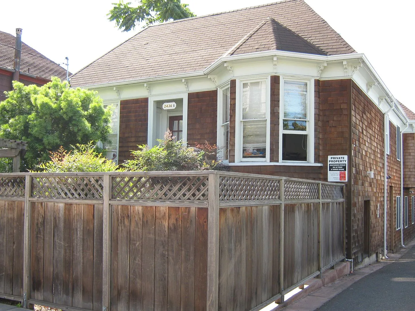 Reduced Security Deposit Cottage Style 5 Bedroom Apartment 3 1/2 Blocks From Campus — Photo 1