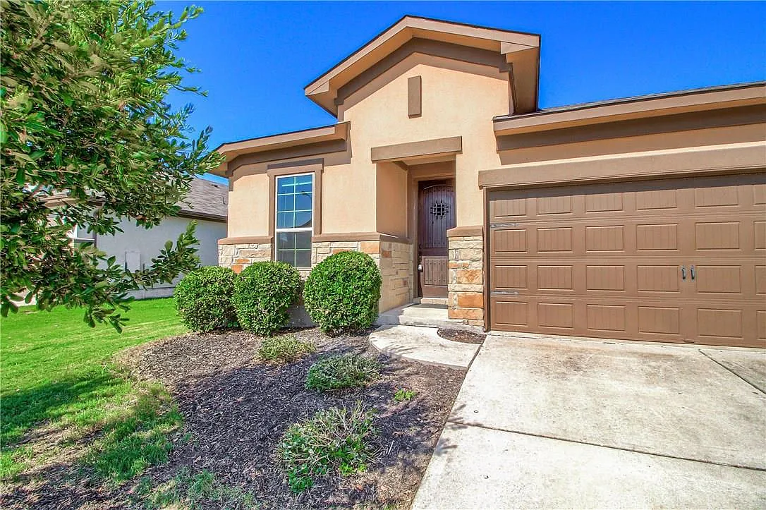 3 bed, 2.0 bath, 1954 sqft, $2,250 — Photo 2