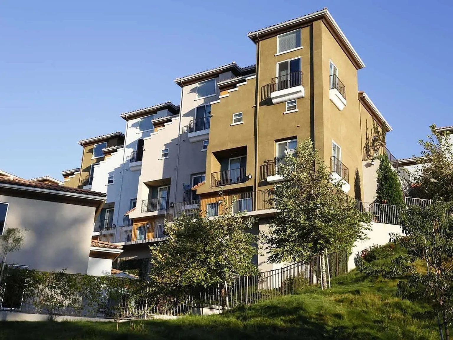 Almeria Townhomes — Photo 2