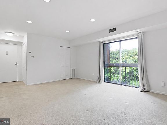 5th image of 55204 Delaire Landing Rd #204