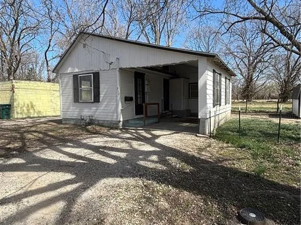 211 N 12th St, Parsons, KS 67357