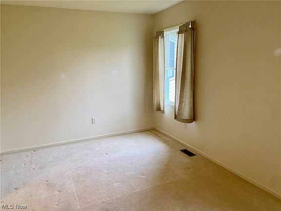 5th image of 447 Saint Clair Ave