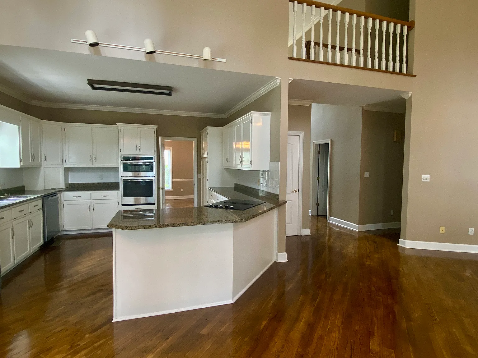 1659 Country Club Dr — Photo 4