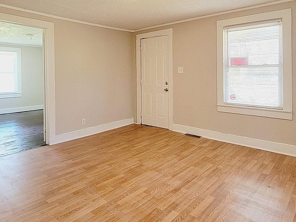 3rd image of 2704 Crawford Ave