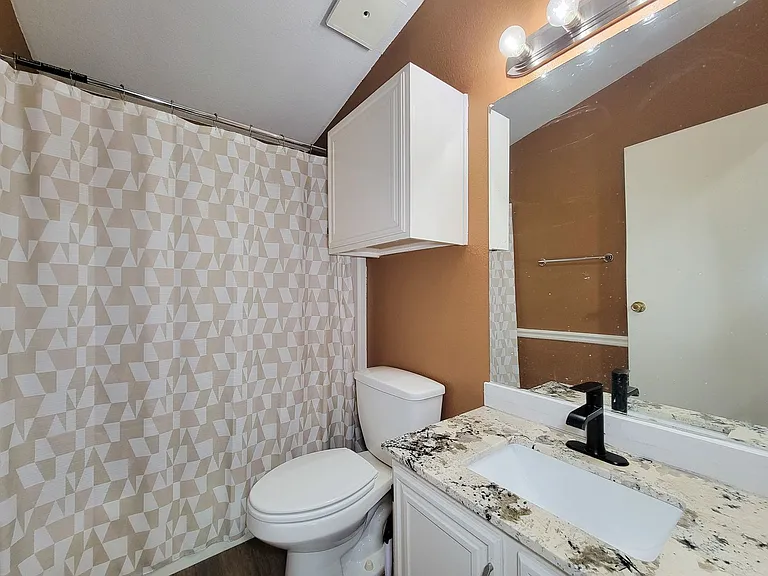 20284 Forest Woods Ln — Photo 40
