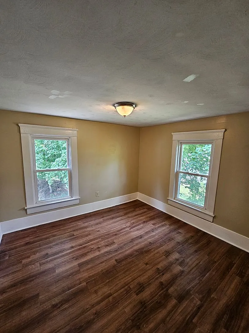 3 Bedroom House For Rent on Fuller St — Photo 2